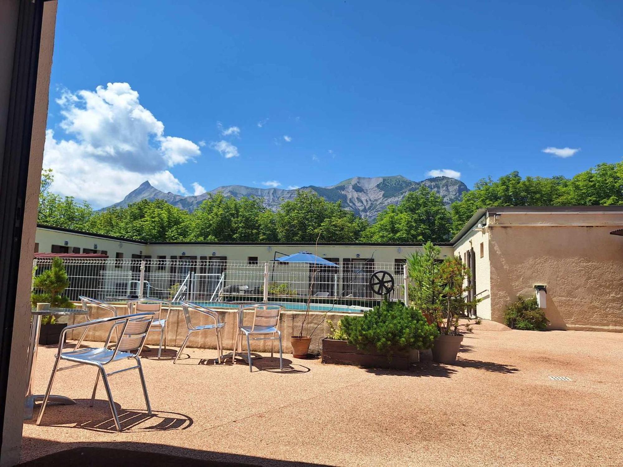 Hotel Le Connetable Сен-Боне-ан-Шампсор Екстериор снимка